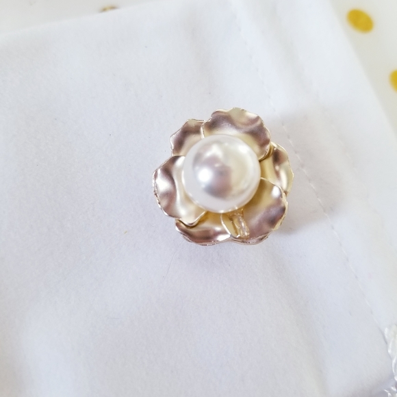 Locketique Flower Button - Picture 1 of 2